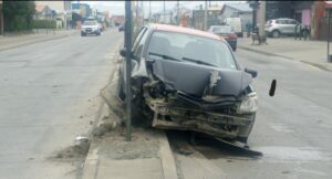 Conductor alcoholizado impactó taxi y derribó señaléticas en Barrio 18