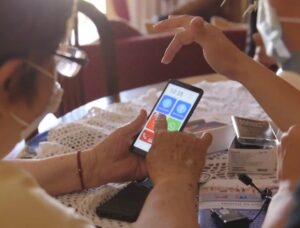 Comenzó entrega de kits con celulares a adultos mayores
