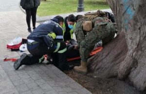 Cabo del Ejército prestó ayuda a turísta que sufrió caída en Plaza de Armas