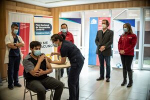 Primer grupo inoculado contra el Covid deberá recibir segunda dosis en siete días