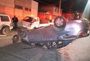 Hallan vehículo volcado y sin ocupantes en plena Avenida Frei