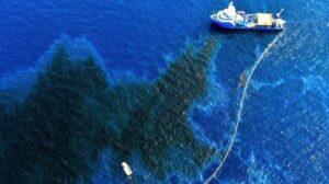 Buscan acuerdo de conciliación tras derrame de petróleo en Isla Guarello