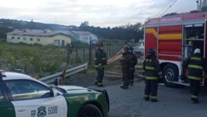 Queman casa abandonada en sector poniente y bombero sufrió quemaduras
