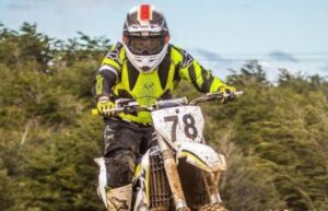 Piden orar por joven motociclista que sufrió grave accidente mientras entrenaba
