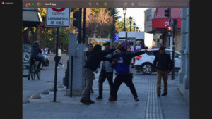 Víctima apuñalada en el centro atestigua bajo estrictas medidas de seguridad