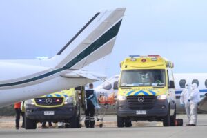 Aeroevacuan a dos pacientes hacia el norte del país