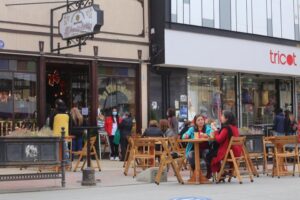 Cafés y restoranes se reactivan con mesas en la calle