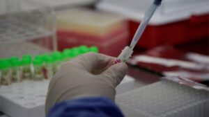 Dirigente regional Colegio Médico: “La gente no respeta el encierro, usan permisos falsos y se saltan los protocolos”