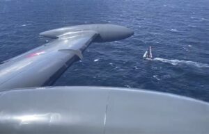 Armada realiza monitoreo a regata que pasa por aguas nacionales
