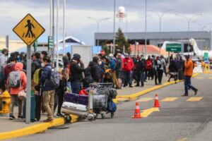 Advierten sobre riesgos de salir de vacaciones ante aumento de casos
