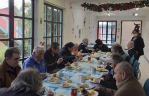 Pingüino Multimedia compartió cena a residentes del Hogar de Cristo