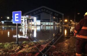Voladuras de techumbres y sectores inundados dejó temporal en Porvenir