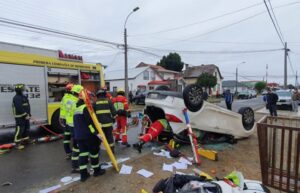 Conductor terminó atrapado luego de volcar tras impactar automóvil estacionado