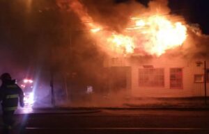 Dantesco incendio destruyó hostal y restaurante del sector centro de Punta Arenas