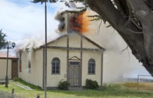 Cámara de vigilancia confirmaría robo antes de incendio que destruyó iglesia