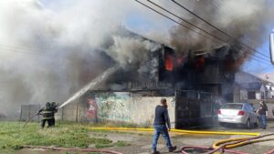 Voraz incendio redujo a escombros hogar de la población Fitz Roy