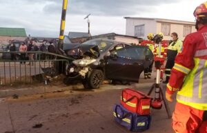 Conductor resultó herido luego de estrellarse contra un poste en Barrio 18 de Septiembre