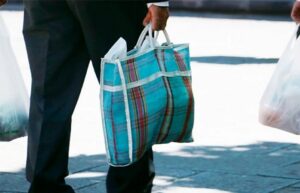 Transforman sacos en bolsas reutilizables