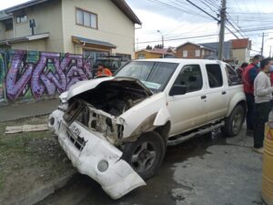 Dos lesionados dejó violenta colisión que terminó con auto chocando poste