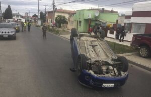 Conductor en estado de ebriedad volcó en el Barrio Prat