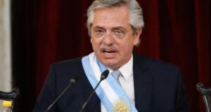 Presidente de Argentina critica 