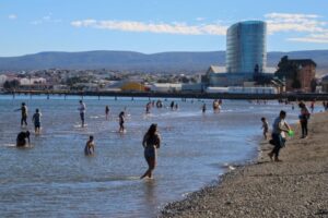 Puntarenenses colmaron la costanera en el día más caluroso del verano