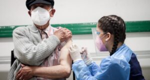El 61% de los mayores de 65 años se ha vacunado contra el covid-19: próxima semana llegarían al 80%