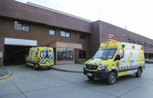 Grave joven que intentó quitarse la vida autoinfiriéndose heridas cortantes