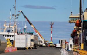 Mujer sufre lesiones graves tras caer desde altura en el Muelle Prat