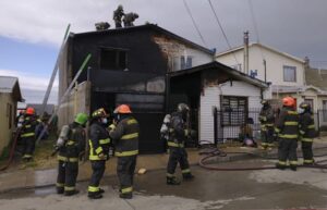 Incendio dejó a cuatro adultos y un menor damnificados
