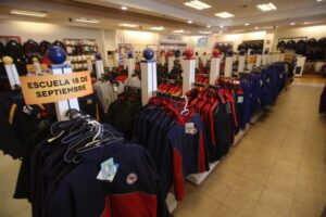 Bajas ventas de uniformes escolares preocupan a comerciantes