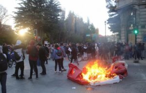 Tres jóvenes quedan con prohibición de asistir a marchas por hacer barricadas