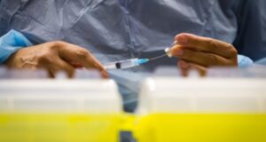 Vacunación Covid-19: la pugna de pacientes VIH para resguardar derecho a la confidencialidad