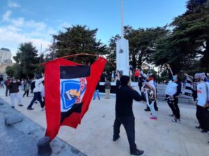 Hinchas de Colo Colo en Punta Arenas festejan la permanencia en Primera División