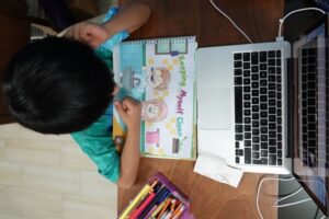 Sicóloga entrega tips para poder enfrentar el retorno a clases