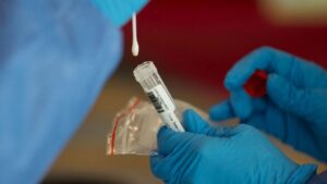 Chile roza los 50 mil casos activos de covid-19, récord en la pandemia