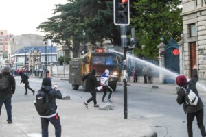 Preparan juicio contra sujeto que habría lanzado molotov a carro lanza aguas