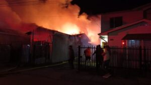 14 personas damnificadas dejó el incendio en Población El Pingüino