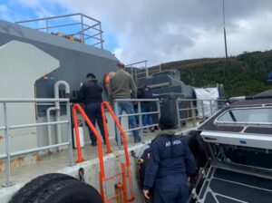 Armada y Salud realizaron fiscalización en centro cultivo de salmones