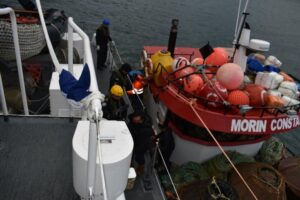Rescatan a cuatro tripulantes desde lancha que sufrió siniestro en alta mar