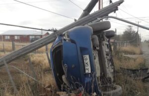 Persecución policial en Natales deja auto volcado y ruta sin suministro eléctrico