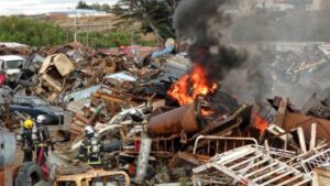 Incendio en chatarrería movilizó a bomberos en Barranco Amarillo