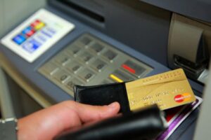 Descubren a sujeto que habría sustraído tarjeta bancaria de su empleador