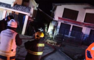 Incendio destruyó vivienda en el Barrio Croata y movilizó a Bomberos