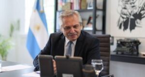 Argentina refuerza medidas para frenar nueva ola de covid-19, pero clases presenciales continuarán