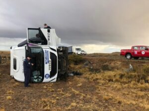 Armada auxilió a camionero que volcó en la ruta