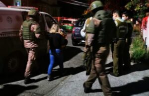 17 detenidos y dos carabineros lesionados tras dos actividades clandestinas en la RM