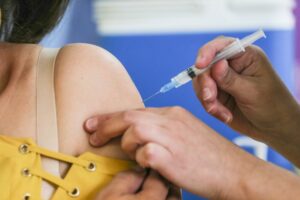 Aseguran ambas dosis a público objetivo en primer trimestre