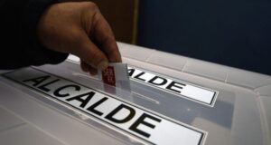 Cadem: 73% de los chilenos cree que elecciones de abril deben aplazarse y 52% tiene decidido votar
