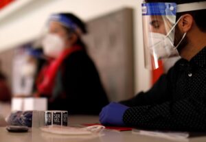 Diputados de la UDI piden que se vacune con urgencia a los vocales de mesa
